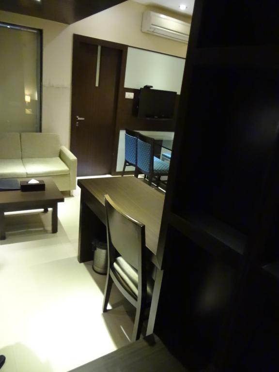 Hotel Capitol ธาเน ภายนอก รูปภาพ