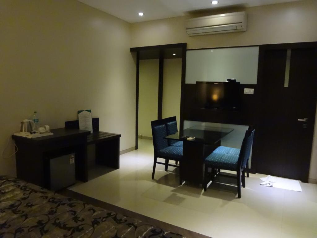 Hotel Capitol ธาเน ภายนอก รูปภาพ