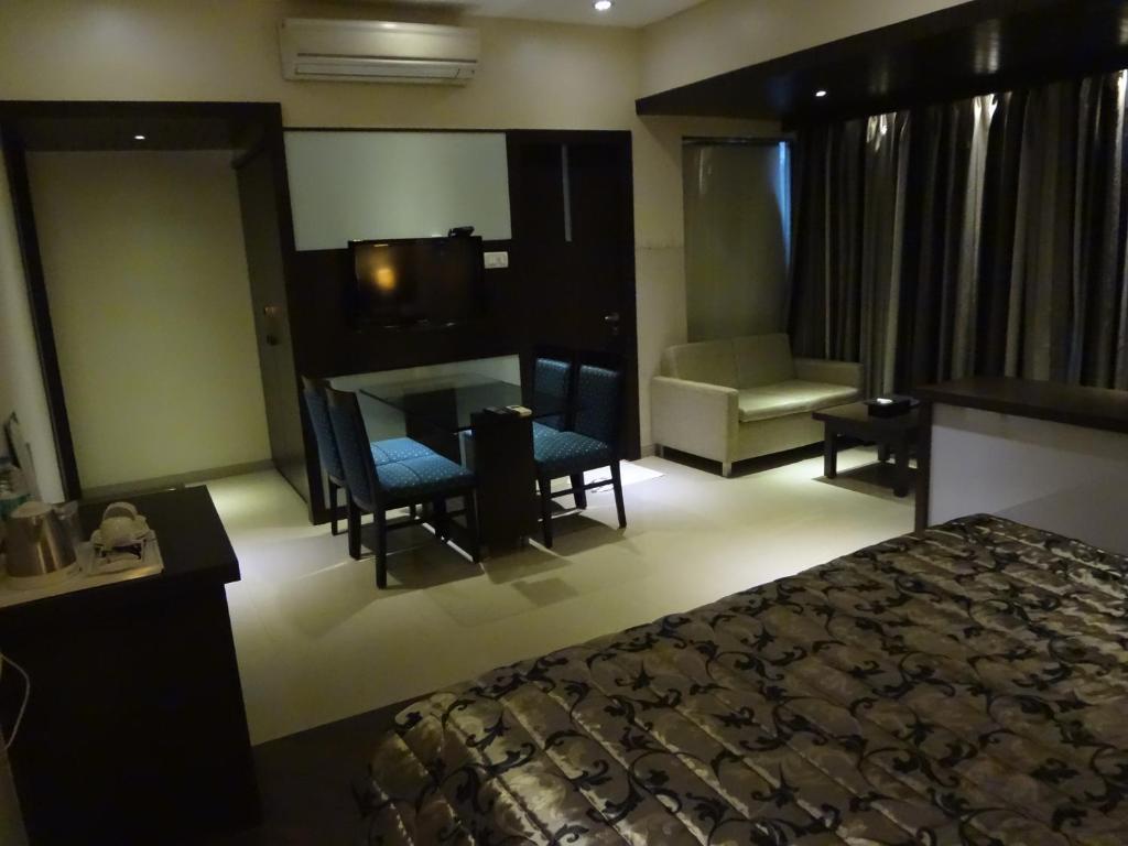 Hotel Capitol ธาเน ภายนอก รูปภาพ